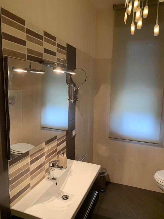 Bagno moderno con doccia e finiture in ceramica